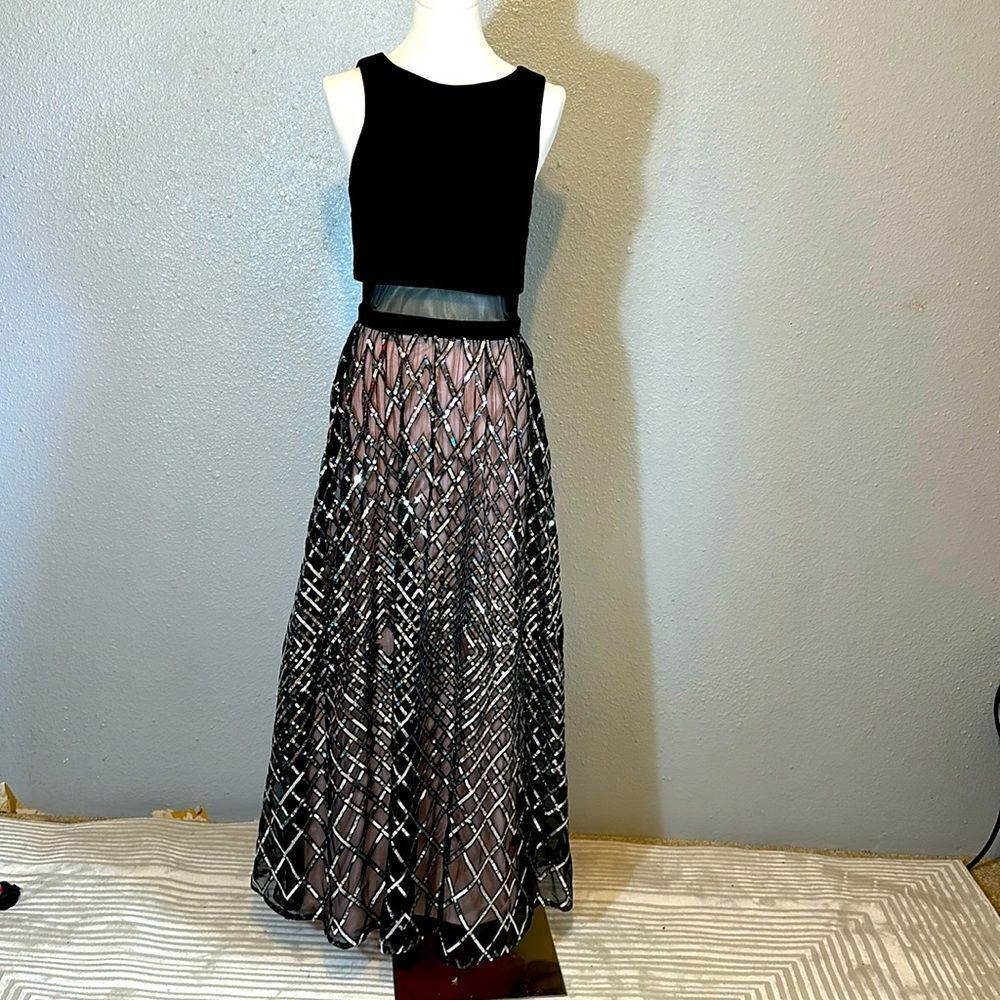 TLC “Say yes to the prom” sequined grid popover gown. Black/silver/blush size 3
